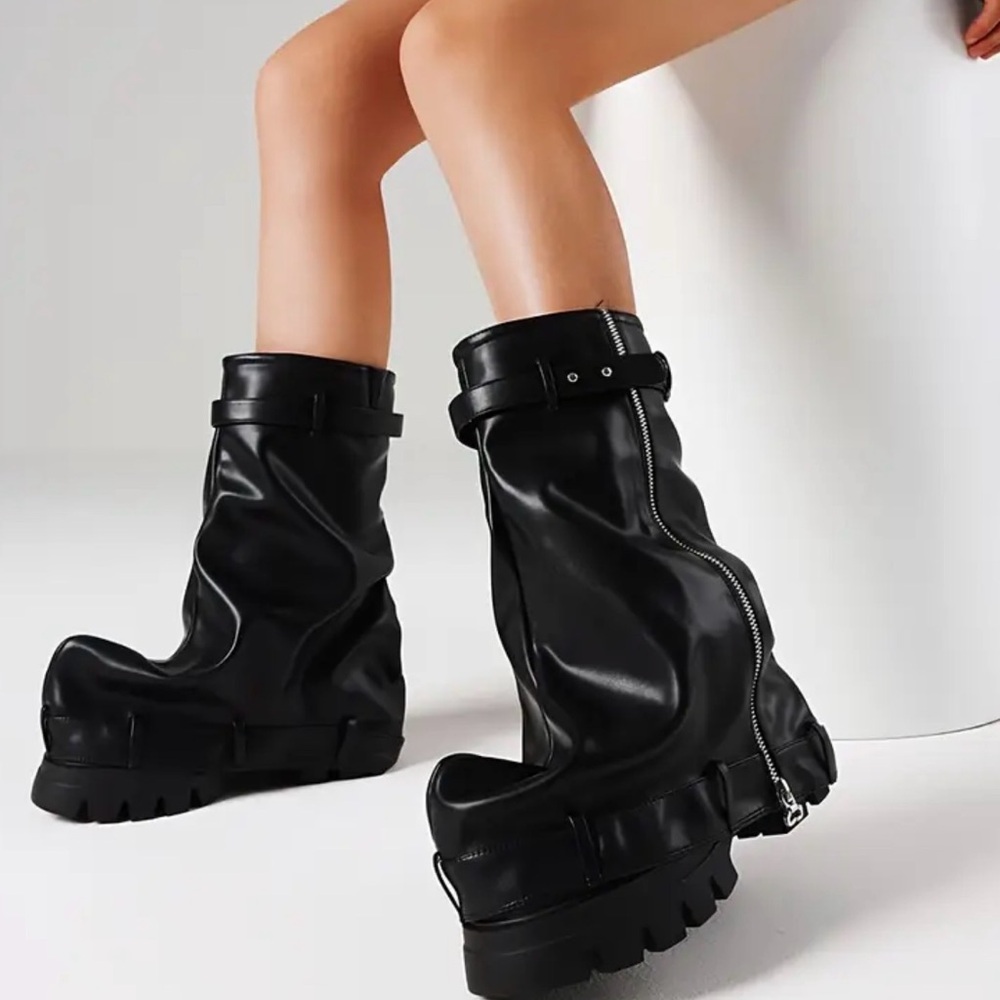 🔥 Black Oversized Slouch Platform Boots – Structured, Bold & Absolutely Boss 🔥 - Picture 9 of 10